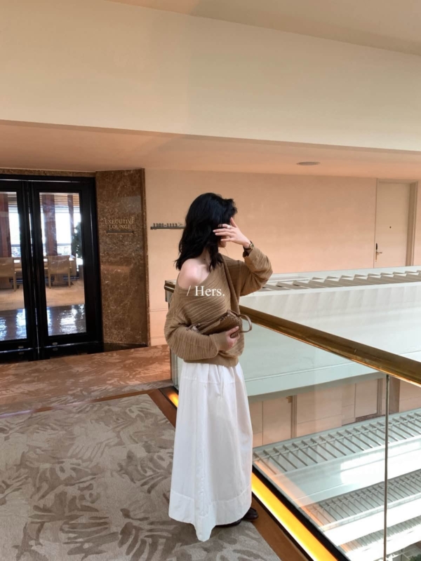 秋上新囉💛簡約氣質日常斜肩長袖針織衫